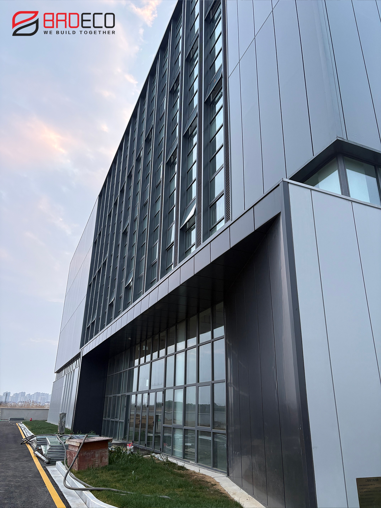 On-site installation of BRD polyurethane edge-sealed rockwool sandwich panels at Nanjing Gaochun Biomedical Industrial Park